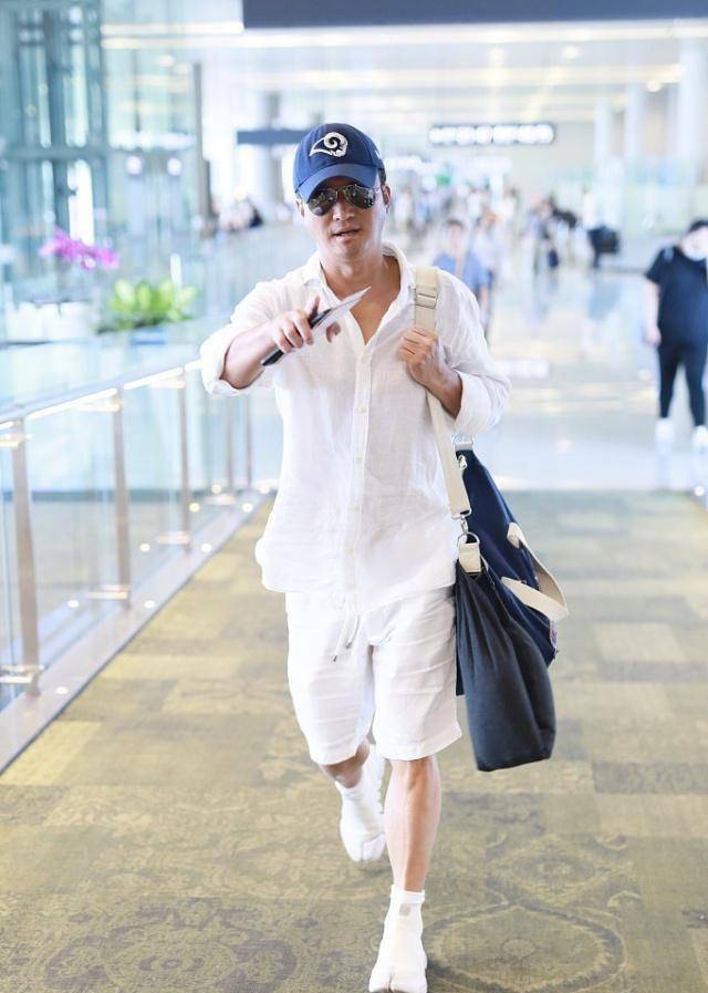 吴京肤色登上热搜后他穿了一身白装现身机场_镜头_少年气_手指
