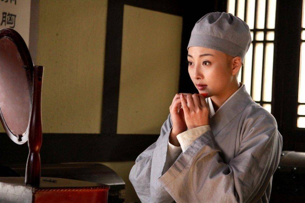 呼吁演员们别在角色塑造中误导尼姑形象,别再穿低胸衣,露大腿,_文化