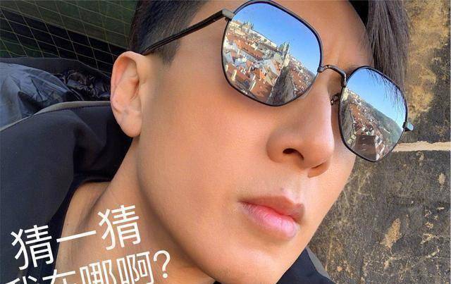 吴尊还晒出自拍照,照片中他戴着墨镜和帽子,以仰拍四十五度角给自己来