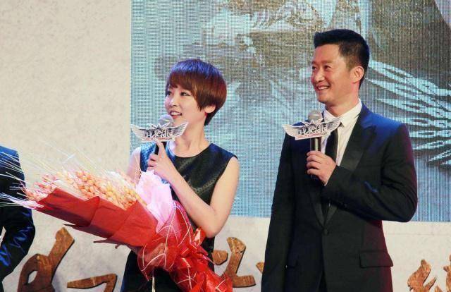 吴京父母现身片场探班,穿着打扮朴素,儿子身价上亿却依旧简朴_性格