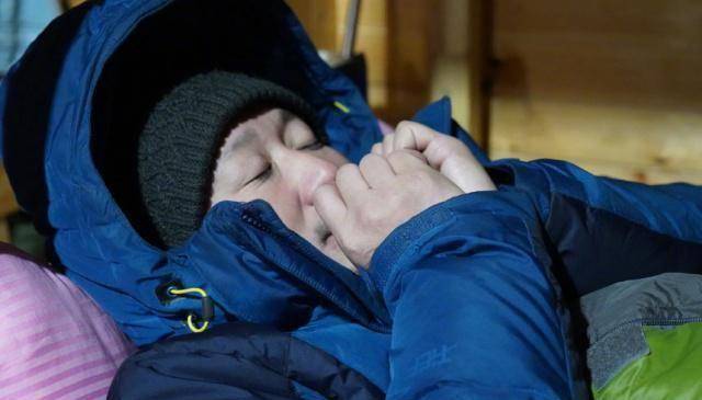 吴京坐轮椅现身机场,一改往日常态,表情严肃没有笑容_工作_电影_受伤