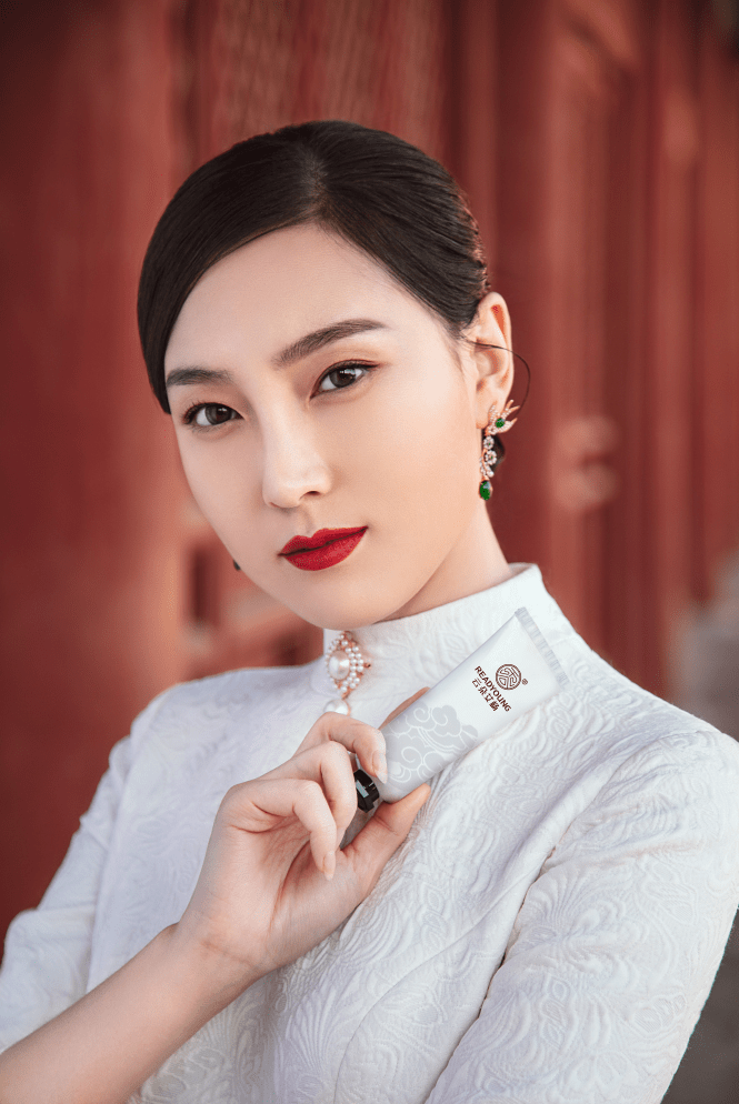 云朵艾杨创始人杨郑琪荣获2023中国化妆品行业品牌女性奖_东方_产品