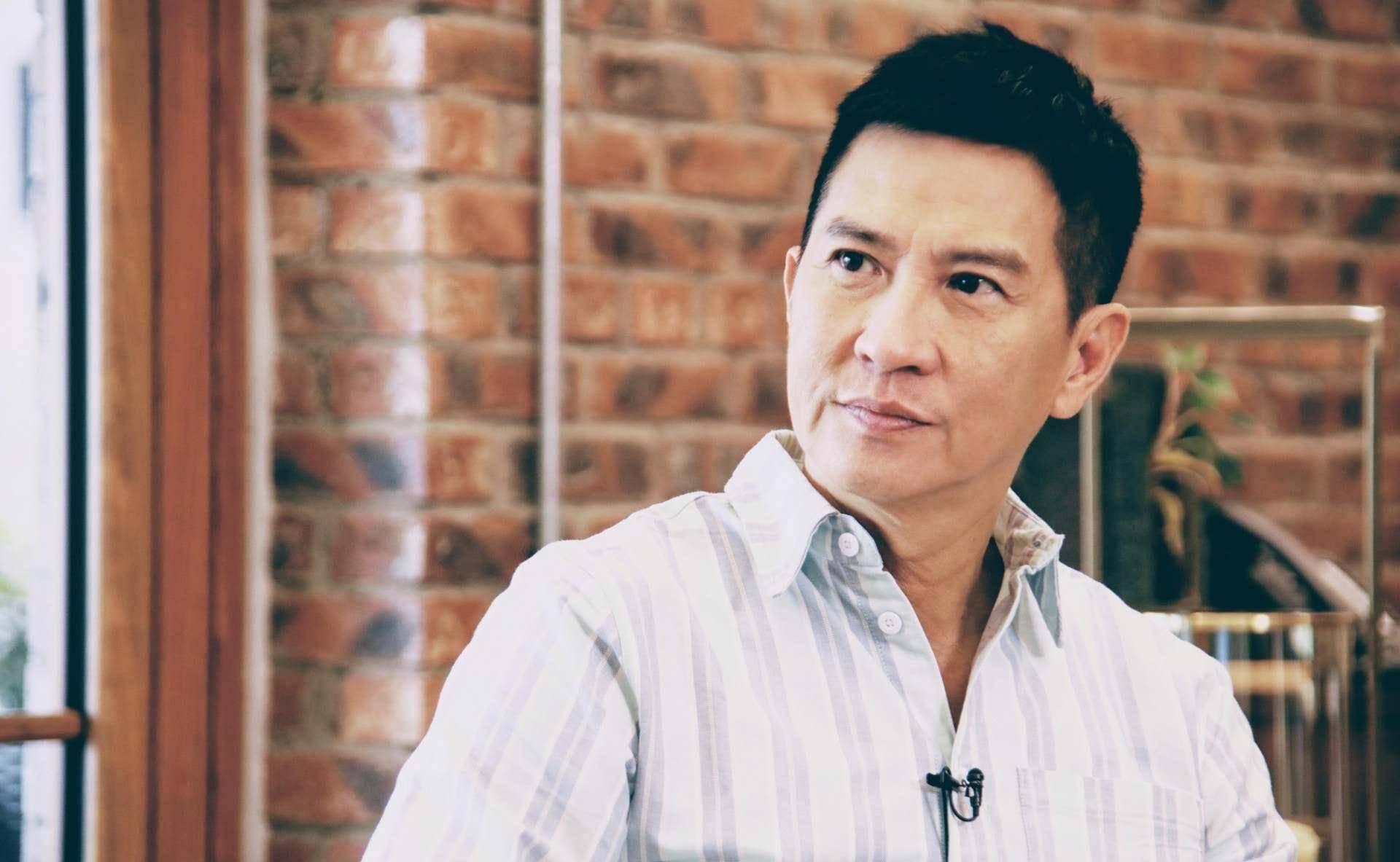 曾经李修贤在面对媒体的时候评价张家辉说:他永远是片场中最玩儿命的