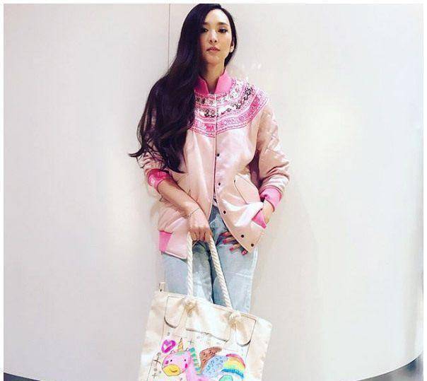 吴佩慈为富豪男友产下3胎后出手阔绰,送完金扑克又送百元手礼!