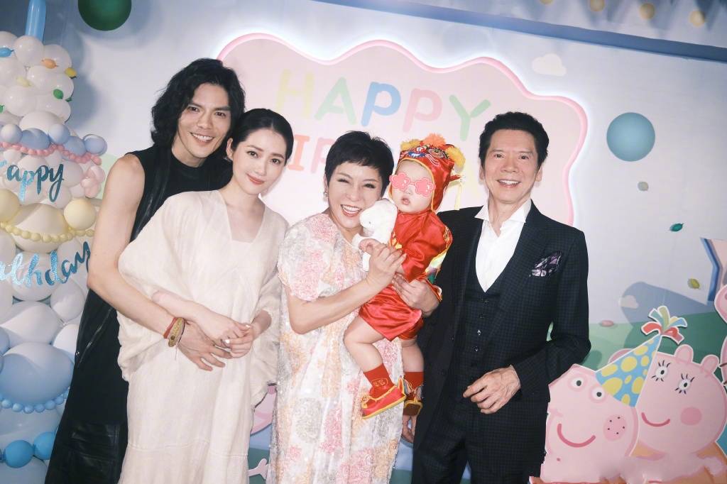 向笙生日宴曝光,鼻子超像爷爷向华强,抓周还抓到计算器_郭碧婷_向佐