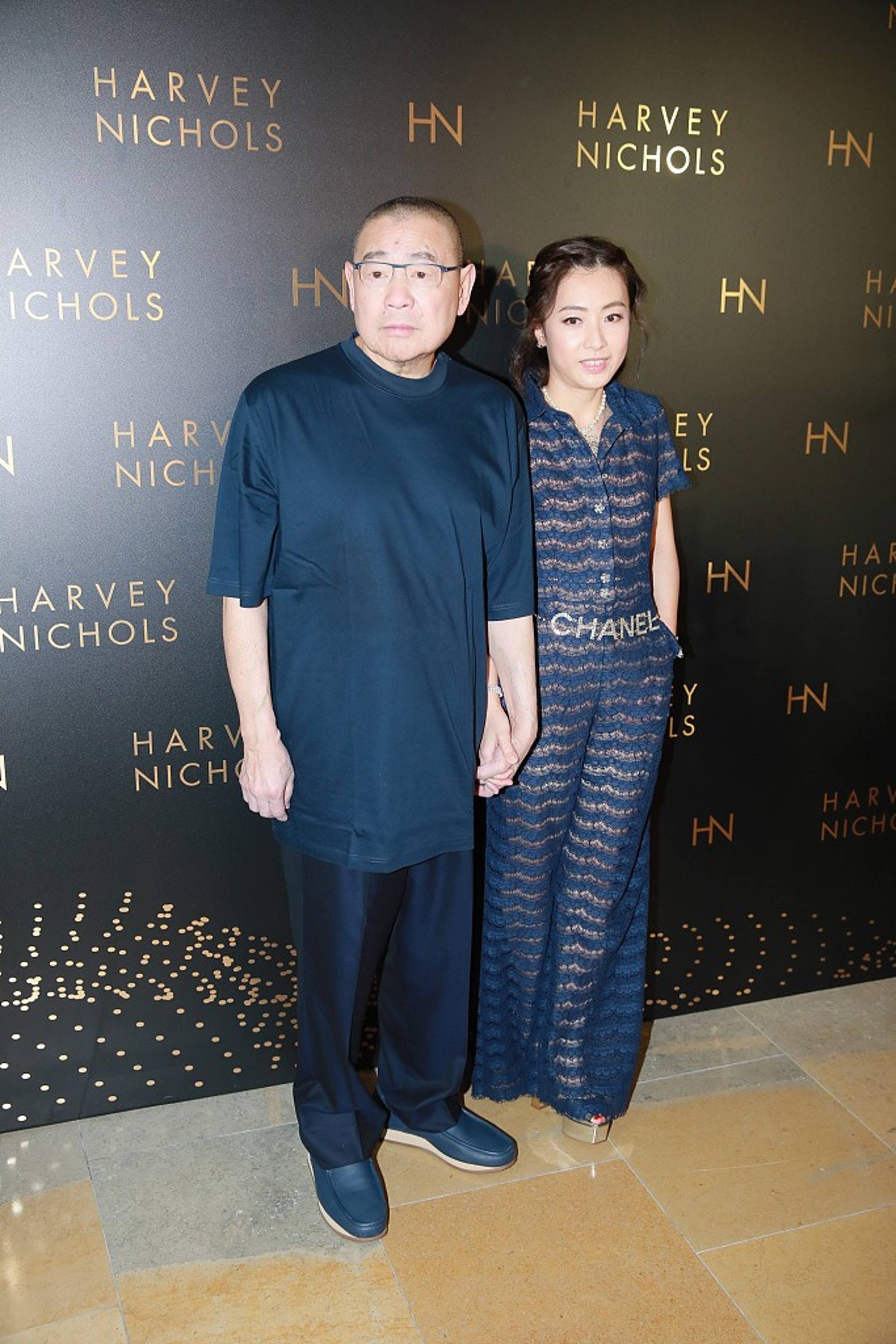 甘比10岁儿子正式创业,与大刘露面谈生意,拥百亿托底却不够自信