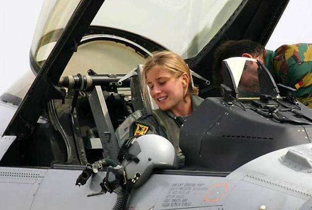 中国首位美国女机长金贝丽:为何在美国退伍后,选择来到中国?