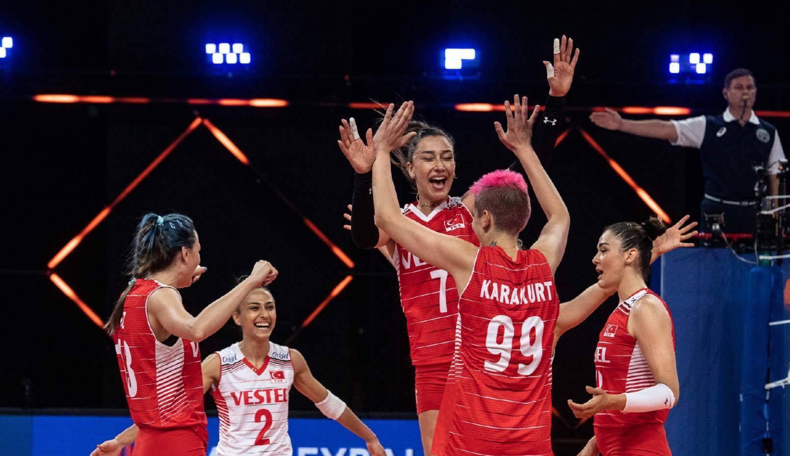 而反观中国队剩下的三个对手,俄罗斯和波兰的实力均在中国女排之下