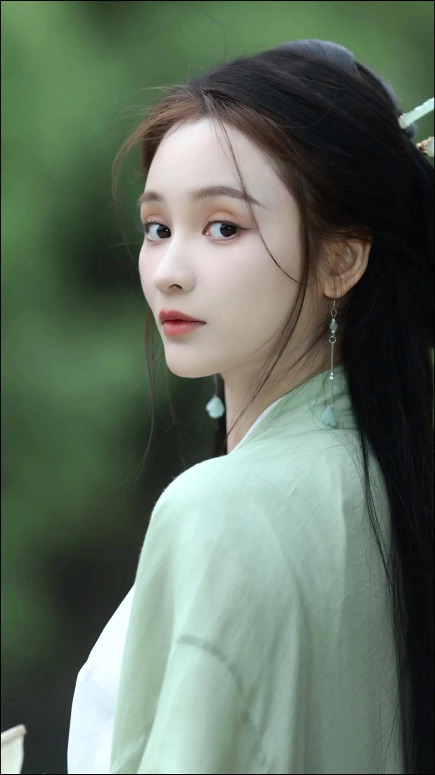 王一菲28岁生日古风写真 一袭绿衣娉婷婀娜 清新唯美_热播_剧中_耳坠