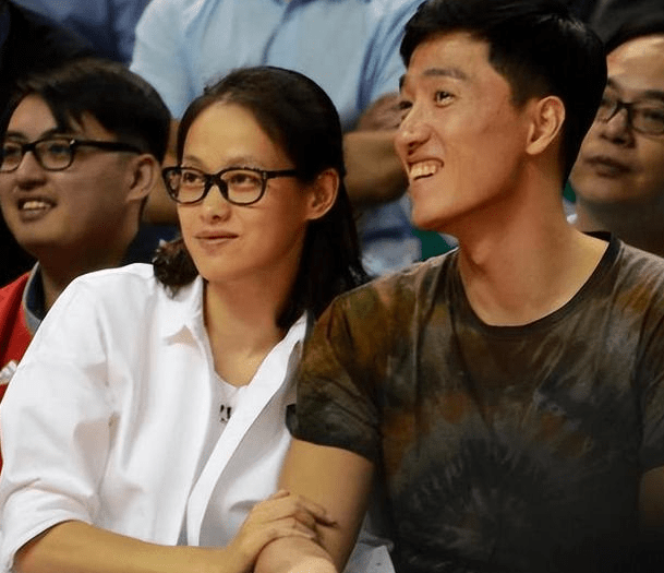 曝刘翔机场牵手老婆甜蜜秀,身材依旧硬朗,网友吴莎太幸运!