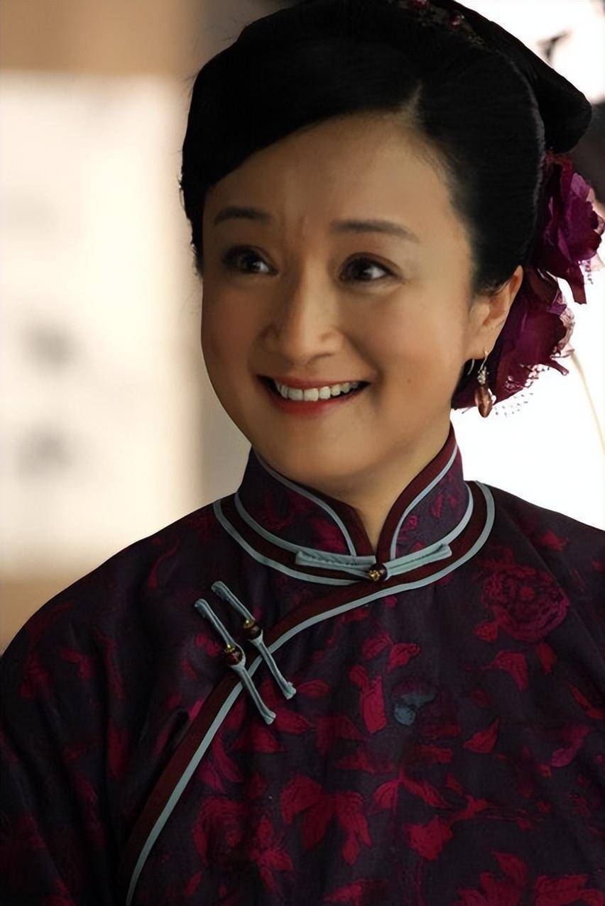 杨昆:61岁无儿无女,退休金2500别墅被拍卖,如今过得怎样_演技_父母