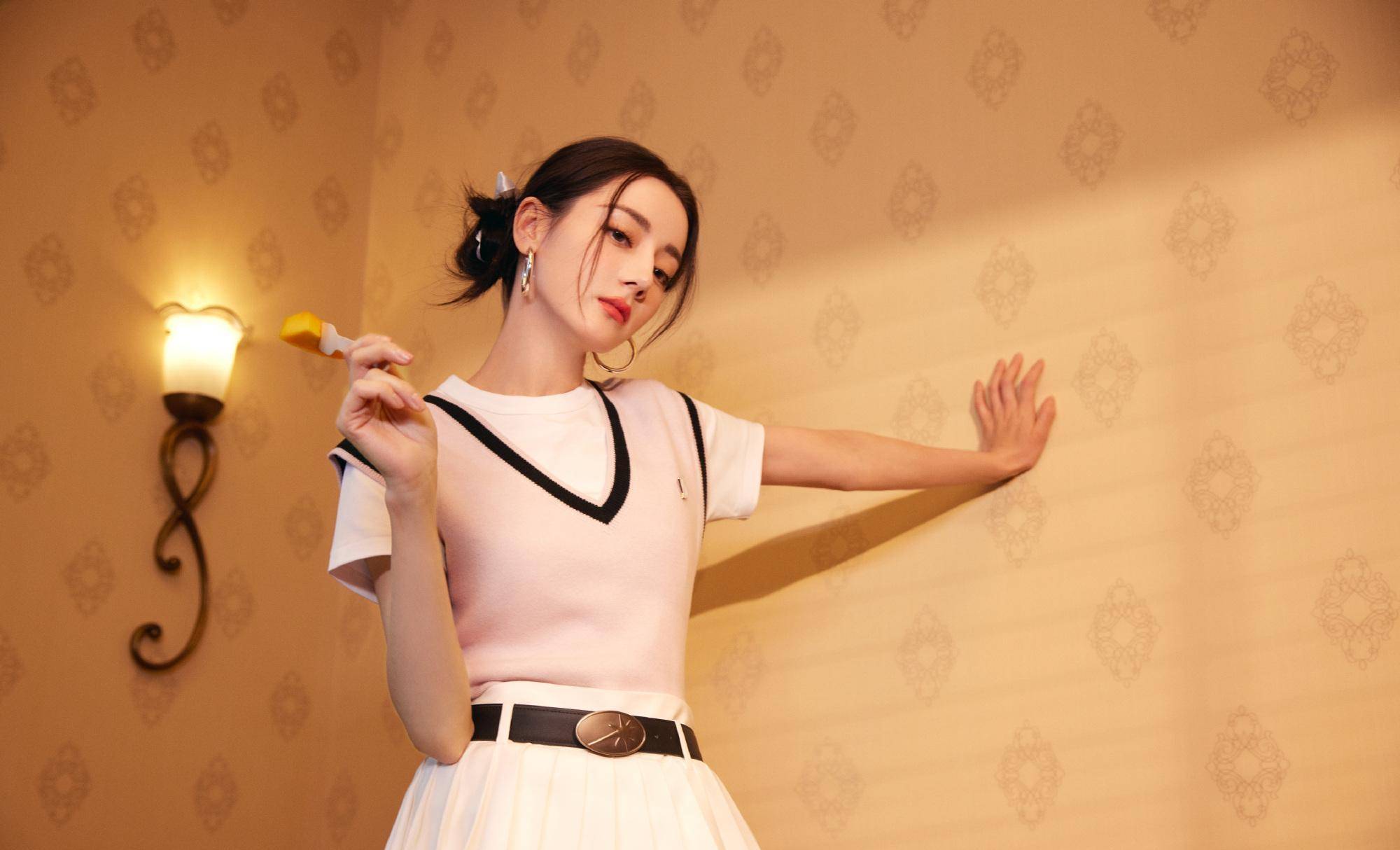 春天必备,学学迪丽热巴穿白色百褶裙,俏皮轻盈又好看_身材_粉色_背心