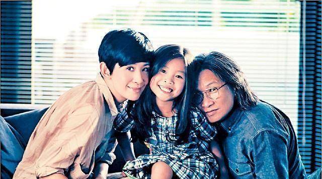 女儿陈是知成老妈翻版,与陈可辛餐厅交谈表情凶_孩子