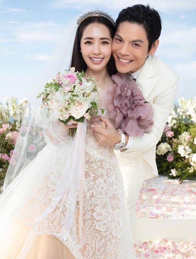 向佐被网友机场偶遇,疑赴台陪老婆生产,但向太说只是办好手续_台北