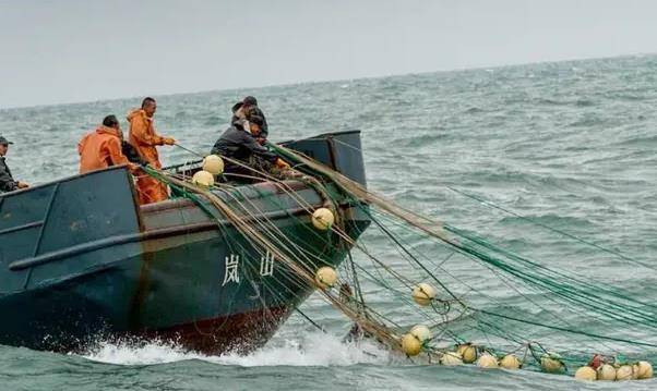 “渔民”中国渔民立大功，意外捞到5000吨“巨宝”，美国：必须立刻归还
