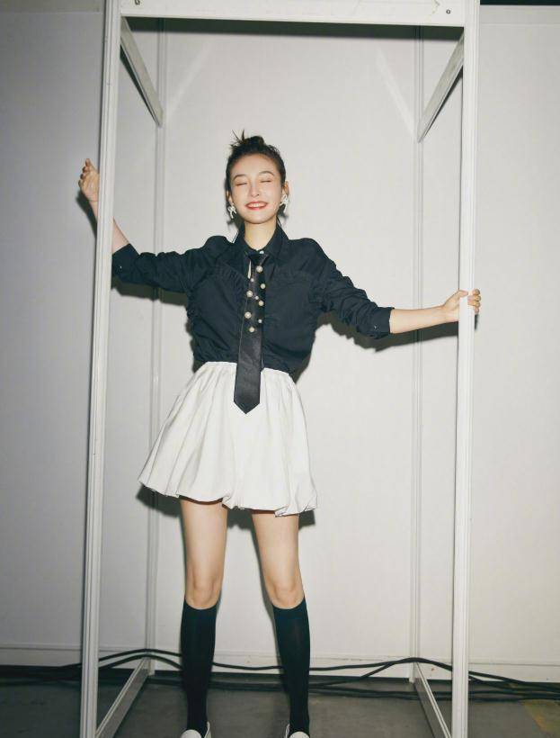 吴倩产后复出,穿"黑透丝"秀少女腿,哪像是28岁的人_look_时尚_整体