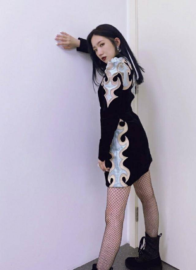 我被马丁靴欺骗了,以为脚后跟越高,腿就越长_孟美岐_连衣裙_黑色