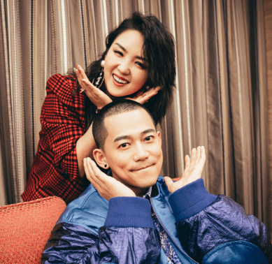 歌手何洁晒一家近照,曾表示养3娃压力大,老公带俩娃似亲生!