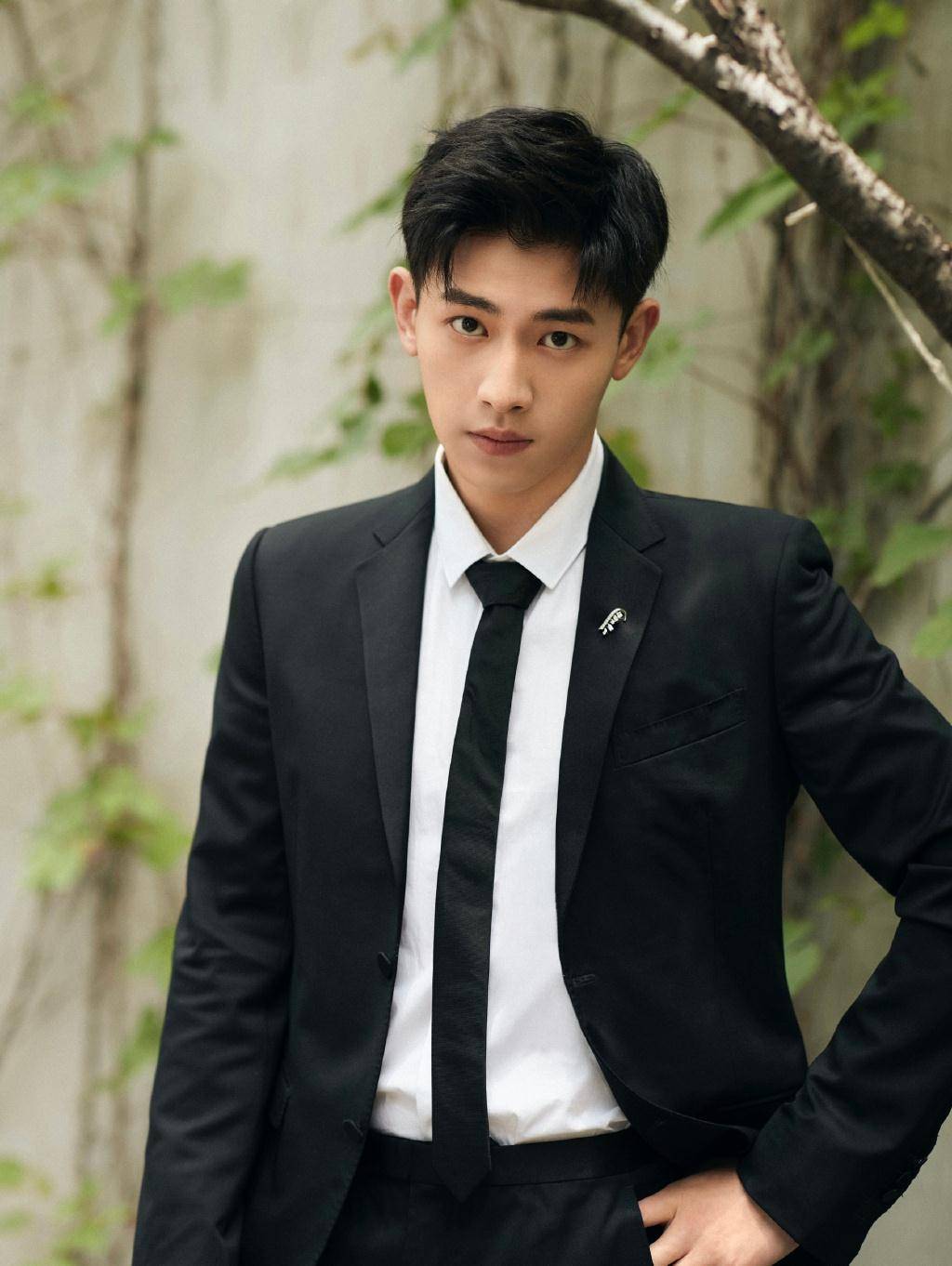 辛云来:从"顾森西"之后我又一次磕到你的颜,少年感是真的帅_黑色_西装