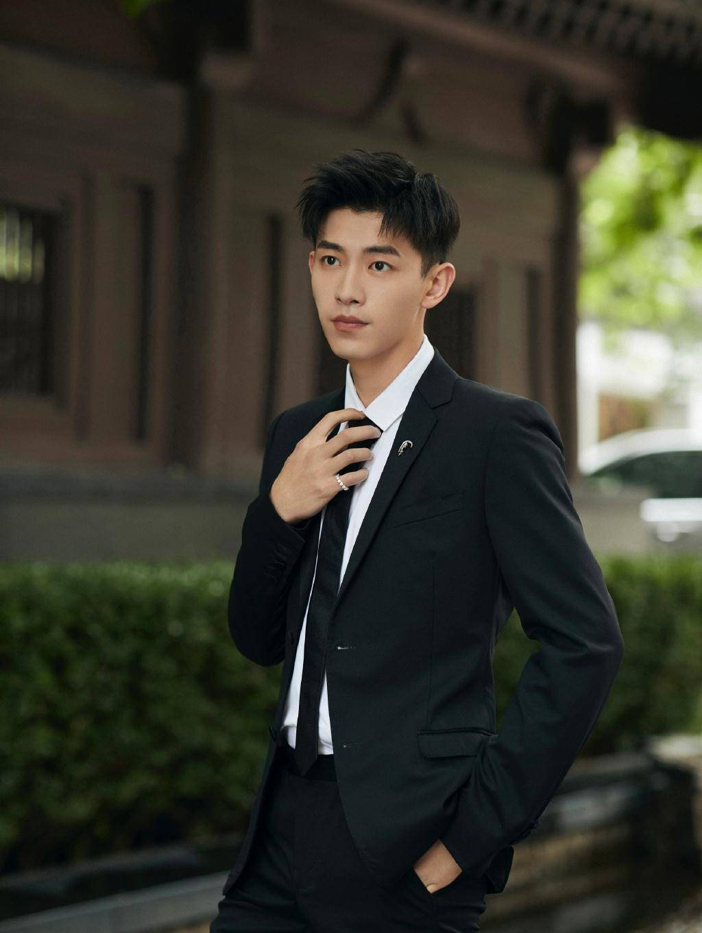 辛云来:从"顾森西"之后我又一次磕到你的颜,少年感是真的帅_黑色_西装