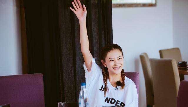 谢娜程莉莎的手机都被没收了,应采儿却能随时玩,脾气暴不好惹?