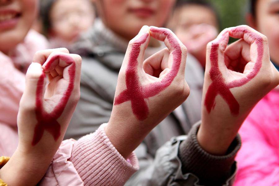 23岁女大学生染上艾滋病,异地男友骂她真不要脸,私生活太放荡