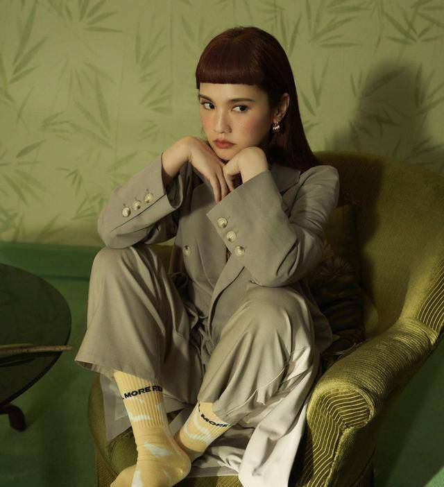 杨丞琳示范秋冬穿搭,复古单品混搭时髦,古灵精怪少女感十足_造型_展现