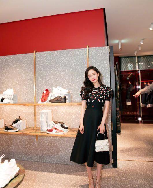 杨幂身材真好,穿裹身"鱼鳞裙"看不到赘肉,侧身线条让人羡慕_衣服_颜色