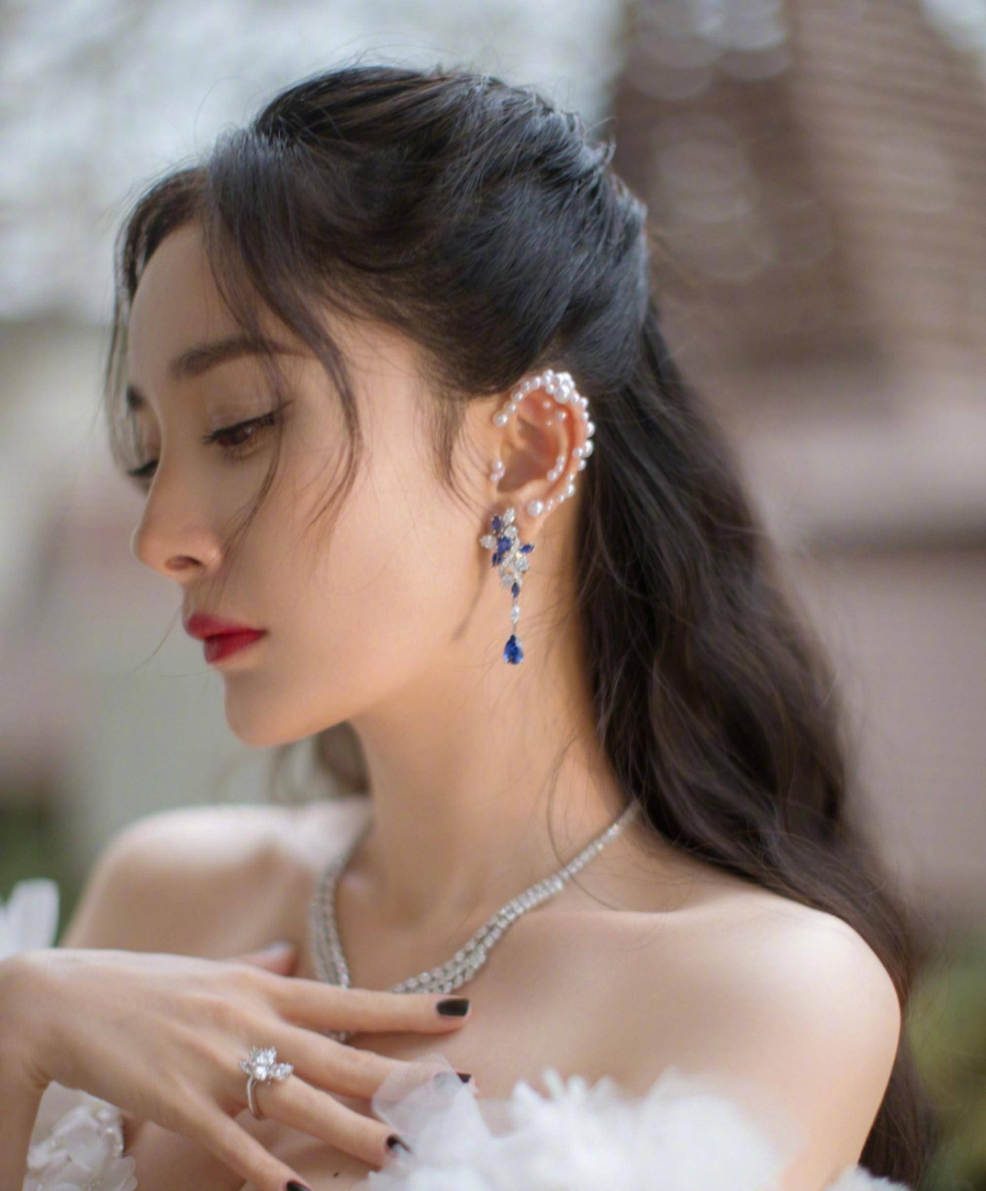 这次,杨幂在《听见她说》饰演ai工具人,让我们看到杨幂在演技上更大的