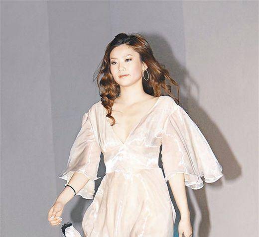 郑咏曦2008年,沈殿霞在医院里离世,此前郑少秋从未探