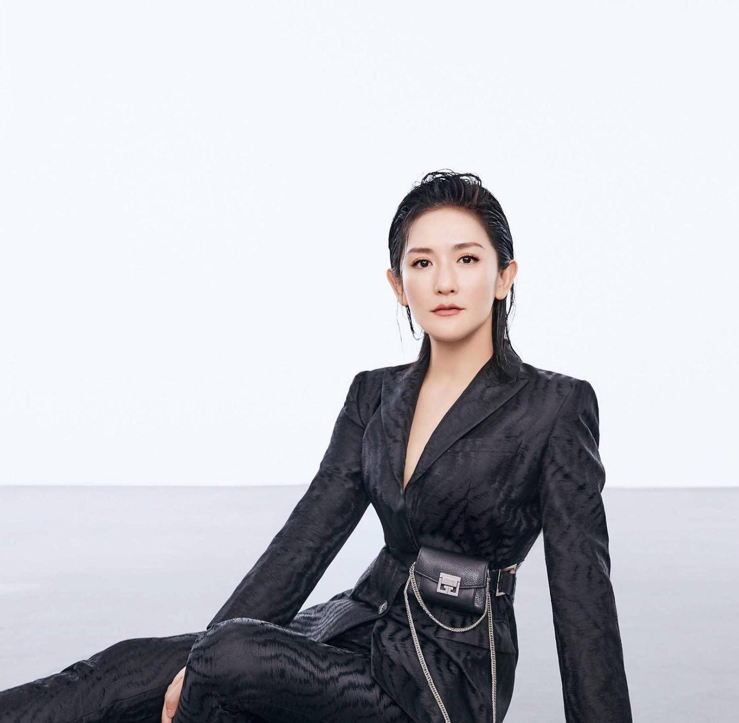 谢娜真被宠成公主了,墨绿色亮片连衣裙配高跟鞋,小蛮腰吸睛十足_长裙