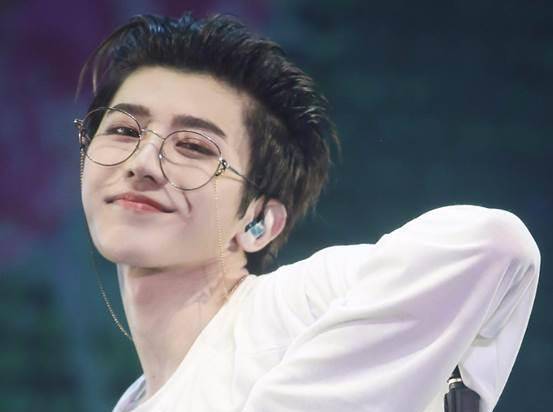 看蔡徐坤的舞台倒是没话说,还好有点底子和灵气撑着_名字_一个人_伤害