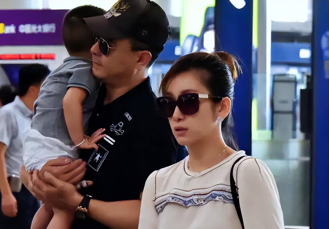 秦海璐李厚霖分手16年他看破红尘皈依佛门,她嫁二婚丈夫幸福美满_时候