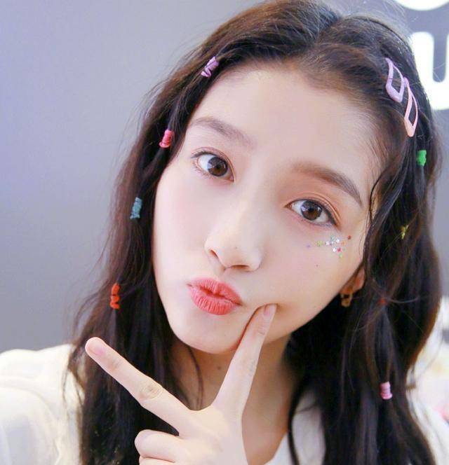 杨超越不愧颜值天花板,针织发带 双麻花辫元气满满,甜美又俏皮_美感