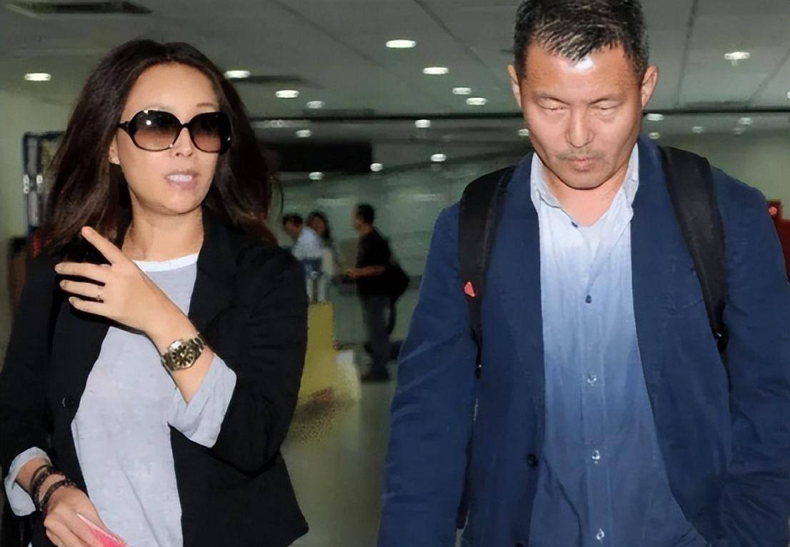 那英和老公合体,她双手插兜走路像老板娘,富豪老公像保安_孟桐_衣服