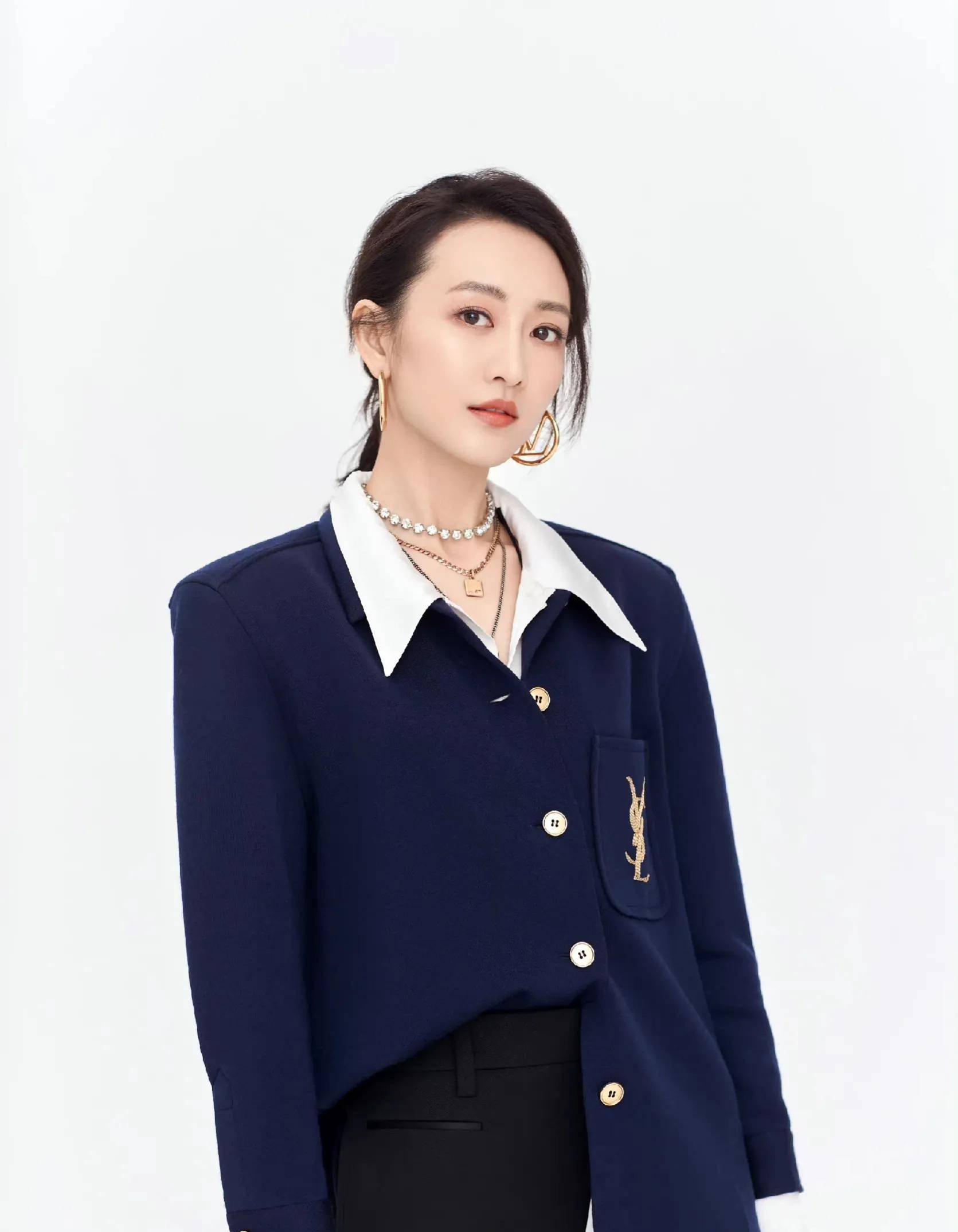 不得不说,王鸥的身材,长相都是无可挑剔的,他就是行走的衣服架子,无论