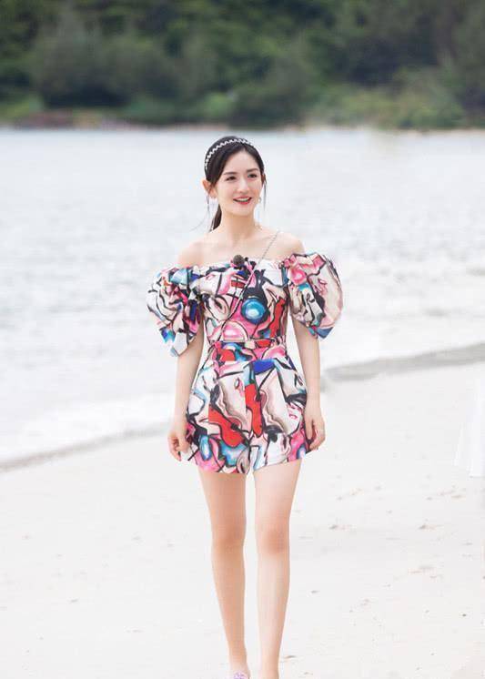 只见谢娜穿了条印花的,齐肩的裙子,再配上谢娜脚上的粉色鞋子,那种