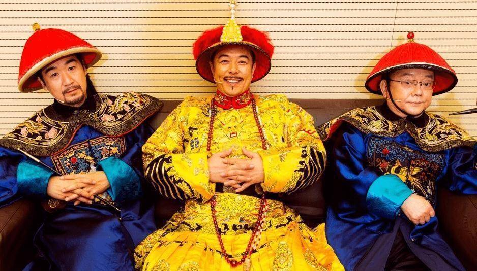 当初在剧中纪晓岚,和珅和乾隆就是中年模样了,虽然现在的张国立,王刚