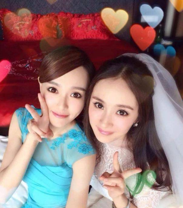 杨幂与刘诗诗台上互动,却被唐嫣拒绝一起合影,反而拉刘诗诗热聊_活动