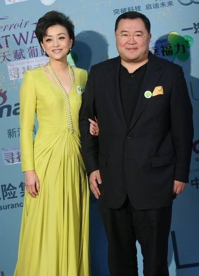 穿长裙气质高贵,老公身材健壮像保镖_杨澜和_颜色_黄绿色