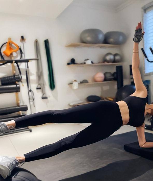 女神李纯晒健身照!身材婀娜多姿,手臂肌肉线条完美_运动_都会_上衣