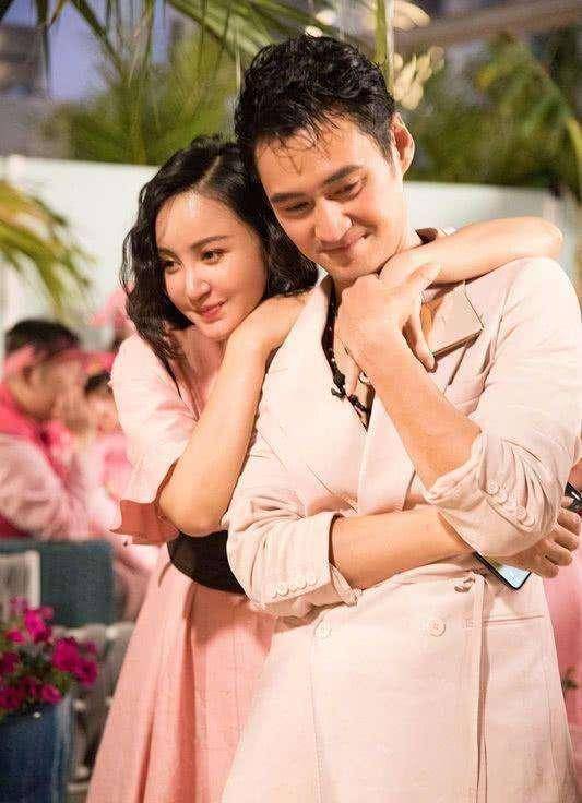 演员袁泉现身活动唱歌,投入演唱十分腼腆,张歆艺与袁弘也在现场_感情