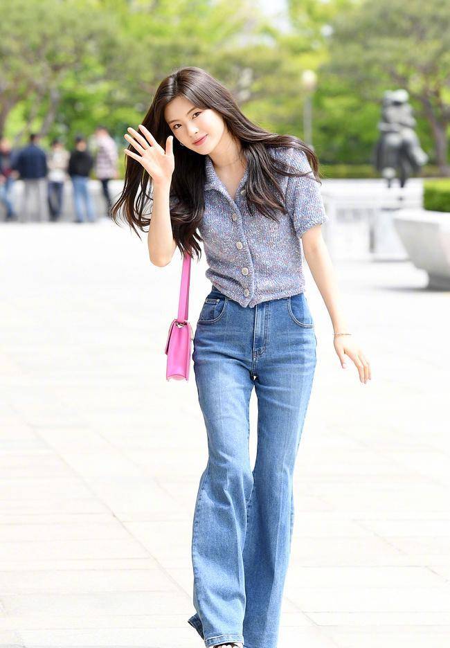 李光洙女友李先彬私服曝光,喇叭裤秀出惹眼大长腿_时尚_颜色_个性