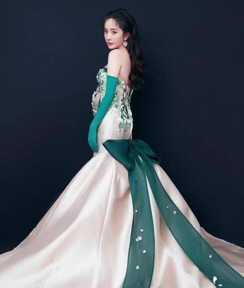 穿礼服竟配"刷碗手套",穿包臀裙型,毫无违和感_墨绿色_刺绣_白色