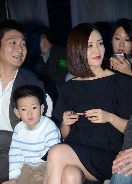 刘孜一家三口罕露面,她妆容浓艳变化大,老公撞脸胡军很硬汉_造型_气质