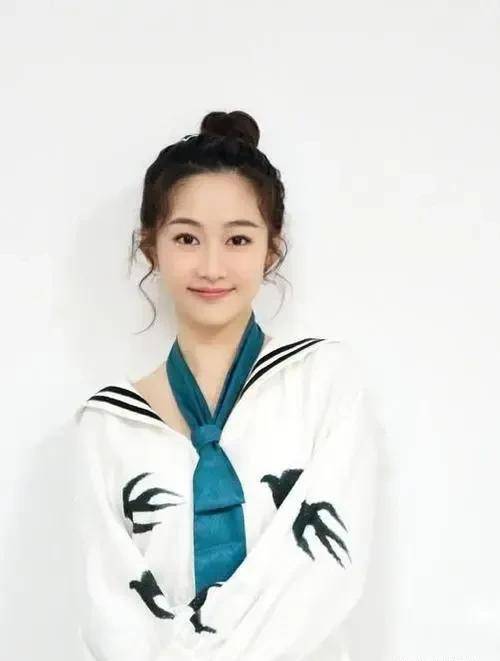 17岁时,刘美含又与蔡少芬,张智霖,杜汶泽共同出演了都市剧《金钱本色