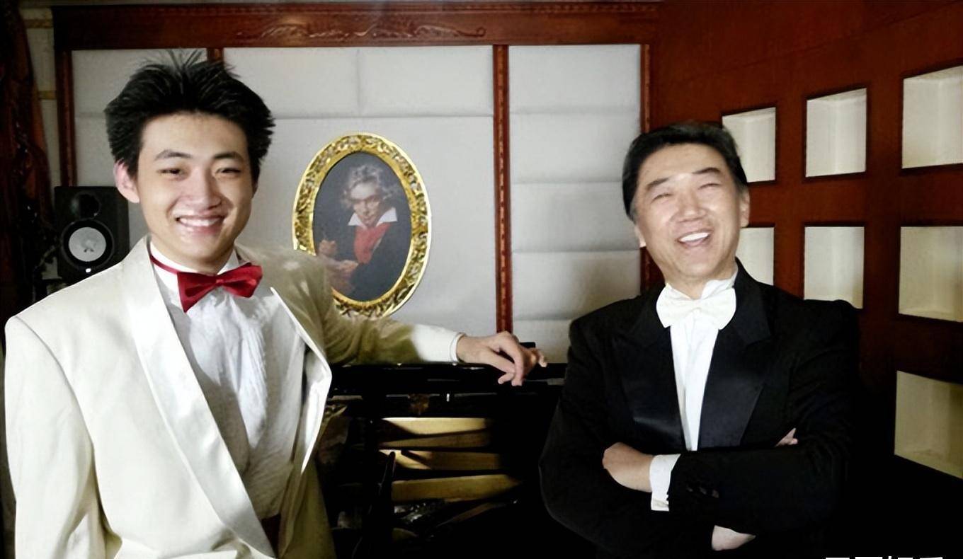 林芳兵携子现身支持老公演出,一家三口颜值高,22岁儿子太像妈妈_李凌