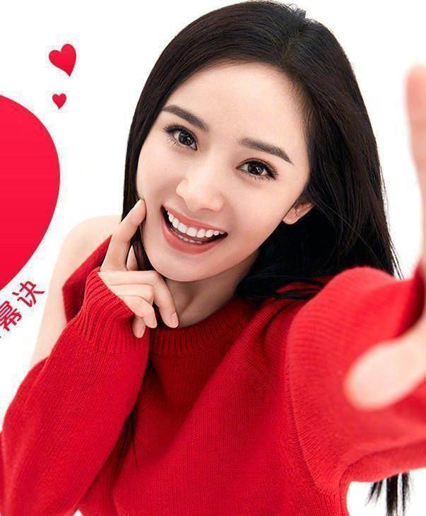 杨幂晒照,穿粉色连衣裙好甜美,还是大幂幂会穿!_红色_裙子_显得