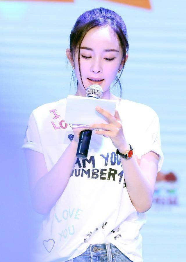 杨幂《扶摇》片场卖萌一下子回到小时候,感觉小糯米是像她的耶_样子