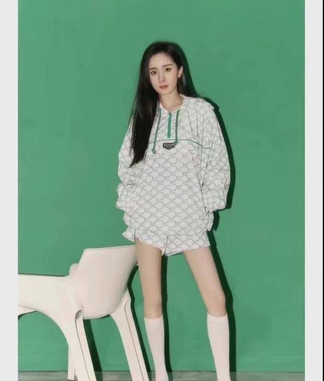 杨幂早春太会穿,运动装配白色长筒袜,简约时尚又满屏的少女感_卫衣